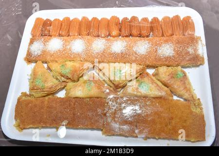 Mix dolci arabi medio orientale delizioso dessert cultura araba panetteria speciale baklava snacks Foto Stock