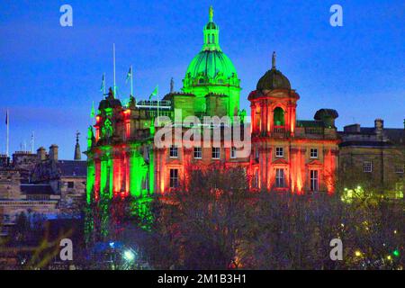 Edimburgo, Scozia, Regno Unito 11h dicembre 2022. Le fiere natalizie notturne di Edimburgo hanno visto turisti e gente del posto affollarsi le attrazioni. Credit Gerard Ferry/Alamy Live News Foto Stock