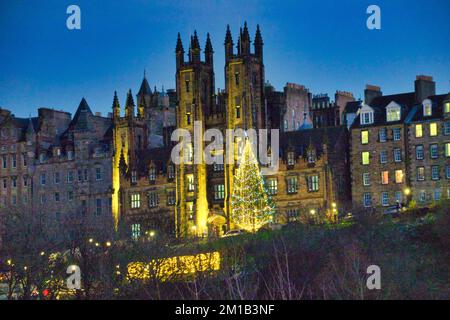 Edimburgo, Scozia, Regno Unito 11h dicembre 2022. Le fiere natalizie notturne di Edimburgo hanno visto turisti e gente del posto affollarsi le attrazioni. Credit Gerard Ferry/Alamy Live News Foto Stock