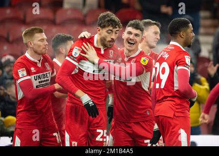 Matt Crooks di Middlesbrough festeggia con i suoi compagni di squadra dopo aver ottenuto un vincitore dell'ultimo minuto durante la partita del campionato Sky Bet tra Middlesbrough e Luton Town al Riverside Stadium di Middlesbrough sabato 10th dicembre 2022. (Credit: Trevor Wilkinson | NOTIZIE MI) Credit: NOTIZIE MI e sport /Alamy Live News Foto Stock