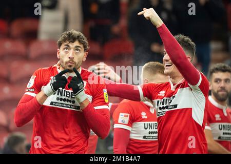 Matt Crooks di Middlesbrough si è congratulato con Darragh Lenihan dopo aver ottenuto un vincitore dell'ultimo minuto durante la partita del campionato Sky Bet tra Middlesbrough e Luton Town al Riverside Stadium di Middlesbrough sabato 10th dicembre 2022. (Credit: Trevor Wilkinson | NOTIZIE MI) Credit: NOTIZIE MI e sport /Alamy Live News Foto Stock