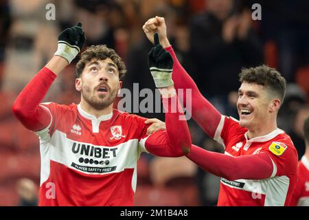 Matt Crooks di Middlesbrough si è congratulato con Darragh Lenihan dopo aver ottenuto un vincitore dell'ultimo minuto durante la partita del campionato Sky Bet tra Middlesbrough e Luton Town al Riverside Stadium di Middlesbrough sabato 10th dicembre 2022. (Credit: Trevor Wilkinson | NOTIZIE MI) Credit: NOTIZIE MI e sport /Alamy Live News Foto Stock