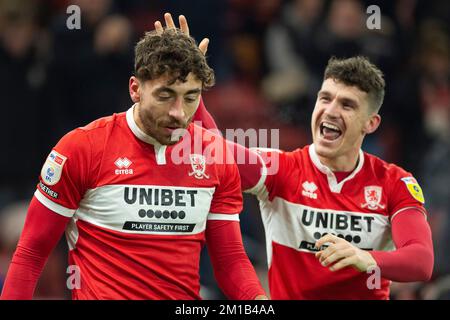 Matt Crooks di Middlesbrough si è congratulato con Darragh Lenihan dopo aver ottenuto un vincitore dell'ultimo minuto durante la partita del campionato Sky Bet tra Middlesbrough e Luton Town al Riverside Stadium di Middlesbrough sabato 10th dicembre 2022. (Credit: Trevor Wilkinson | NOTIZIE MI) Credit: NOTIZIE MI e sport /Alamy Live News Foto Stock