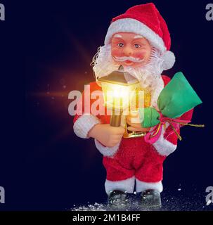 Babbo Natale o di nonno gelo con un sacco di doni sulla neve contro il  cielo, 3d Foto stock - Alamy