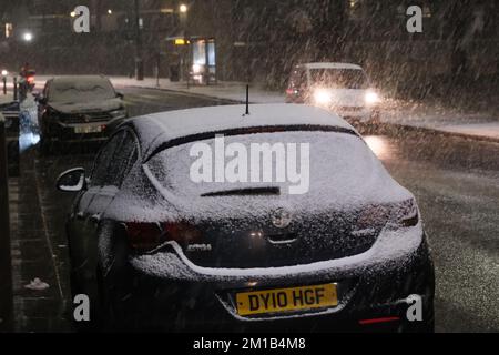 Haringey, Londra, Regno Unito. 11th Dec 2022. Il tempo in Gran Bretagna: La neve cade nel nord di Londra. Credit: Matthew Chattle/Alamy Live News Foto Stock