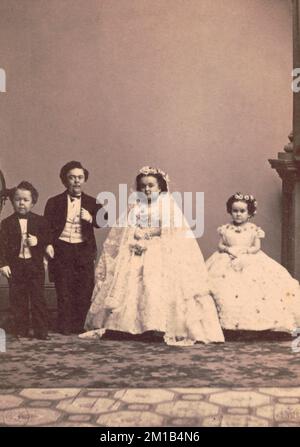 Il gruppo Fairy Wedding, Charles S. Stratton ('General Tom Thumb') e la sua sposa Mercy Lavinia Warren Bump, insieme a sua sorella Huldah Pierce Warren Bump ('Minnie Warren') e George Washington Morrison ('Commodore') Nutt Foto Stock