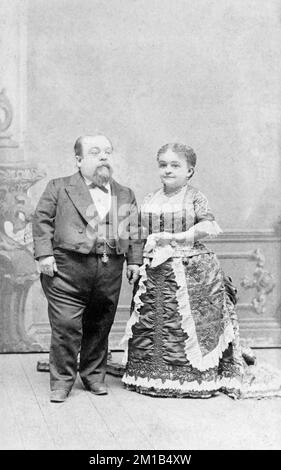 Charles Stratton 'Generale Tom Thumb' con Lavinia Warren Bump. P.T. Barnum artisti Charles Sherwood Stratton 'General Tom Thumb' (1838-1883) e Mercy Lavinia Warren Bump (1841-1919) Foto Stock