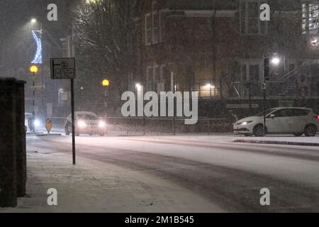 Haringey, Londra, Regno Unito. 11th Dec 2022. Il tempo in Gran Bretagna: La neve cade nel nord di Londra. Credit: Matthew Chattle/Alamy Live News Foto Stock