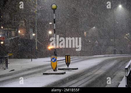 Haringey, Londra, Regno Unito. 11th Dec 2022. Il tempo in Gran Bretagna: La neve cade nel nord di Londra. Credit: Matthew Chattle/Alamy Live News Foto Stock