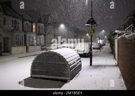 Haringey, Londra, Regno Unito. 11th Dec 2022. Il tempo in Gran Bretagna: La neve cade nel nord di Londra. Credit: Matthew Chattle/Alamy Live News Foto Stock