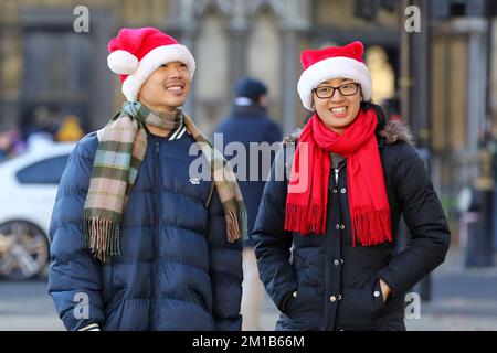 Londra, Regno Unito. 10th Dec, 2022. Una coppia ha visto indossare abiti caldi e cappelli di Santa a Westminster. L'Ufficio MET avverte che il clima freddo artico continuerà in tutto il paese per i prossimi giorni con temperature notturne che si prevedono minime di -8 gradi Celsius. (Credit Image: © Dinendra Haria/SOPA Images via ZUMA Press Wire) Foto Stock