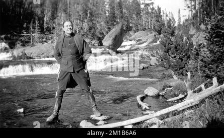 LEONARD CLAPHAM (in seguito TOM LONDON) su set location Candid durante le riprese nel Parco Nazionale di Yellowstone del 15 Capitolo perduto Silent Serial Nan DEL NORD 1922 regista DUKE WORNE scrittore Karl R. Coolidge Arrow Film Corporation Foto Stock