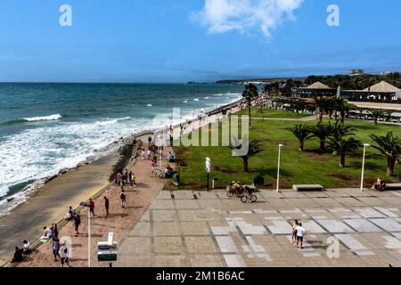 Questa passeggiata costiera è animata da attività, una delle viste mozzafiato dal faro di Maspalomas a Gran Canaria Foto Stock
