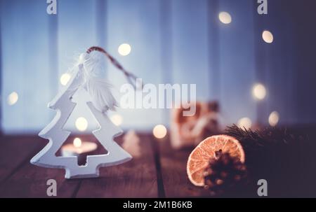 decorazioni natalizie ecologiche fatte in casa : albero di legno bianco, arancio secco, regalo artigianale ... natale zero rifiuti Foto Stock