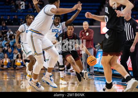 Denver Pioneers guardia Tommy Bruner (0) è difeso da UCLA Bruins guardia Will McClendon (4) durante una partita di basket NCAA, sabato 10 dicembre 2022, Foto Stock