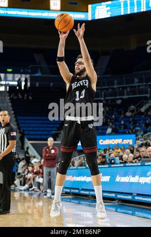 La guardia dei Denver Pioneers Marko Lukic (10) tira un puntatore a tre durante una partita di basket NCAA contro i Bruins UCLA, sabato 10 dicembre 2022, alla P Foto Stock