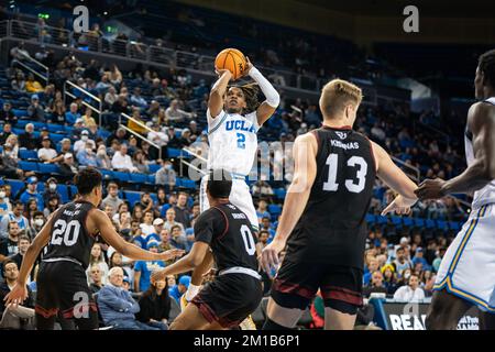 UCLA Bruins guardia Dylan Andrews (2) spara sopra Denver Pioneers guardia Tommy Bruner (0) durante una partita di basket NCAA, Sabato, 10 dicembre 2022, alle Foto Stock