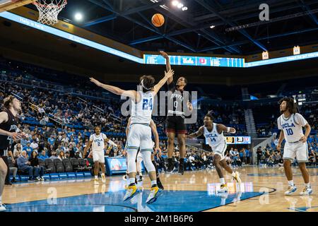 Denver Pioneers Guard Tommy Bruner (0) spara su UCLA Bruins Guard Jaime Jaquez Jr. (24) durante una partita di basket NCAA, sabato 10 dicembre 2022, Foto Stock