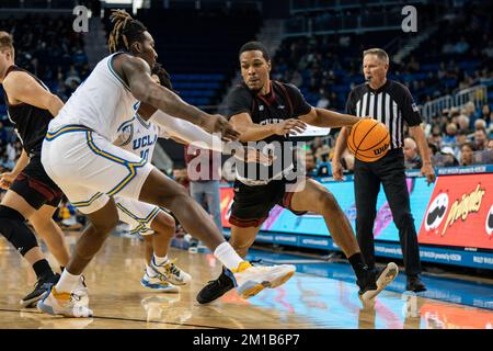 Denver Pioneers guardia Tommy Bruner (0) guarda per superare UCLA Bruins avanti Kenneth Nwuba (14) durante una partita di basket NCAA, sabato 10 dicembre, Foto Stock