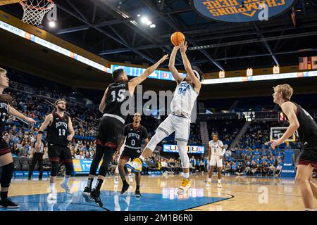 UCLA Bruins guardia Jaime Jaquez Jr. (24) spara sopra Denver Pioneers avanti Pedro Lopez-SanVicente (15) durante una partita di basket NCAA, Sabato, Decem Foto Stock