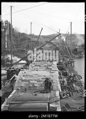 Wachusett Aqueduct, ponte Assabet, Sezione 8, riva est di Wood's Mill Pond, da ovest, Northborough, Mass., ottobre 26, 1896 , opere d'acqua, acquedotti, cantieri edili, ponti ad arco Foto Stock