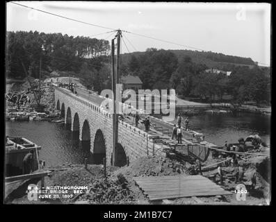 Wachusett Aqueduct, Ponte Assabet, Sezione 8, da sud-est, Northborough, 28 giugno 1897 , opere d'acqua, acquedotti, cantieri edili, ponti ad arco Foto Stock