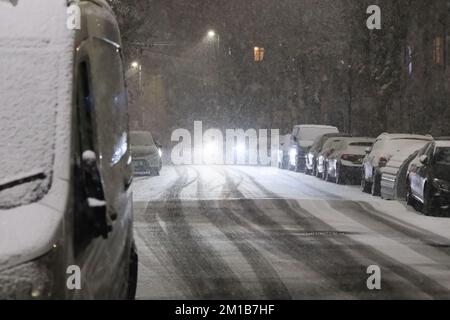 Haringey, Londra, Regno Unito. 11th Dec 2022. Il tempo in Gran Bretagna: La neve cade nel nord di Londra. Credit: Matthew Chattle/Alamy Live News Foto Stock