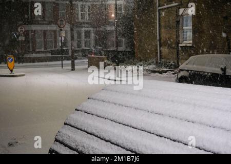 Haringey, Londra, Regno Unito. 11th Dec 2022. Il tempo in Gran Bretagna: La neve cade nel nord di Londra. Credit: Matthew Chattle/Alamy Live News Foto Stock