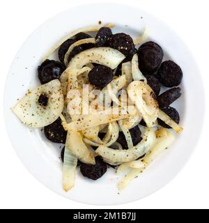 Fette di morcilla fritta servite con cipolle caramellate Foto Stock