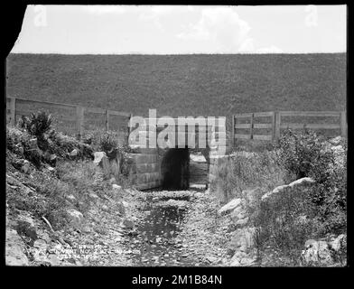 Wachusett Aqueduct, outlet, culvert No. 2, station 134+65, Berlin, 14 luglio 1899 , acquedotti, acquedotti, i colpevoli Foto Stock