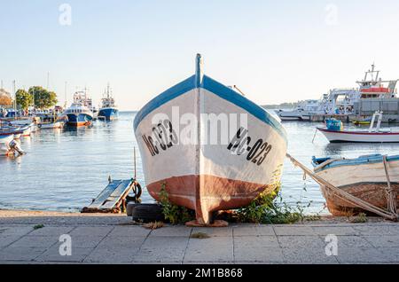 Barche da pesca nella baia sullo sfondo della città vecchia di Nessebar, Bulgaria. Foto Stock