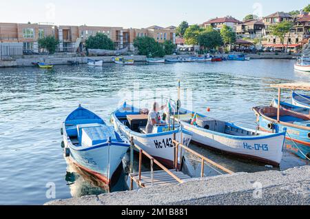 Barche da pesca nella baia sullo sfondo della città vecchia di Nessebar, Bulgaria. Foto Stock