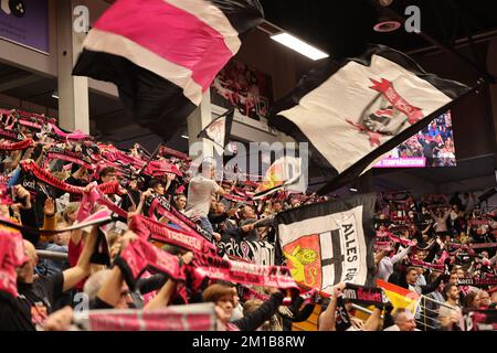 Bonn, Germania. 11th Dec, 2022. Telekom Dome, Basketball Bundesliga, Matchday 9, Telekom cestini Bonn vs FC Bayern Muenchen, Fans der Telekom. Cesti Bonn Credit: Juergen Schwarz/Alamy Live News Foto Stock