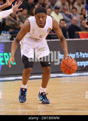 Bonn, Germania. 11th Dec, 2022. Telekom Dome, Basketball Bundesliga, Matchday 9, Telekom cestini Bonn vs FC Bayern Muenchen, Cassius Winston (Bayern) controlla la palla. Credit: Juergen Schwarz/Alamy Live News Foto Stock