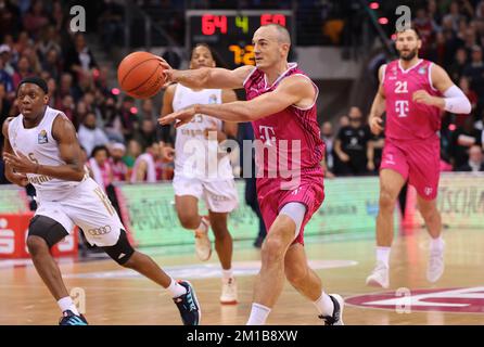 Bonn, Germania. 11th Dec, 2022. Telekom Dome, Basketball Bundesliga, Matchday 9, Telekom cestini Bonn vs FC Bayern Muenchen, Karsten Tadda (Bonn) controlla la palla. Credit: Juergen Schwarz/Alamy Live News Foto Stock