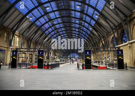 Londra, Regno Unito. 26th Nov 2022. Una stazione vuota di Kings Cross nel centro di Londra vista durante uno sciopero ferroviario. L'Unione nazionale dei lavoratori ferroviari, marittimi e dei trasporti ha annunciato ulteriori scioperi ferroviari nel dicembre e nel gennaio 2023. (Credit Image: © Dinendra Haria/SOPA Images via ZUMA Press Wire) Foto Stock