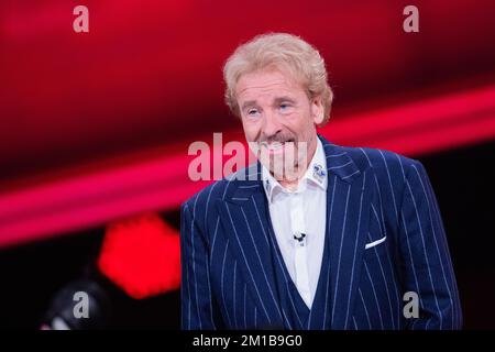 11 dicembre 2022, Renania settentrionale-Vestfalia, Hürth: Thomas Gottschalk, presentatore, è in studio per la rassegna annuale di RTL 'People, Images, Emotions 2022'. Foto: Rolf Vennenbernd/dpa Foto Stock