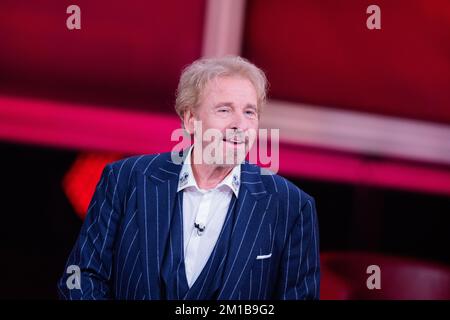 11 dicembre 2022, Renania settentrionale-Vestfalia, Hürth: Thomas Gottschalk, presentatore, è in studio per la rassegna annuale di RTL 'People, Images, Emotions 2022'. Foto: Rolf Vennenbernd/dpa Foto Stock