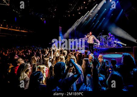 ZWOLLE - artista Flemming durante una performance in palcoscenico pop Hedon. Dopo Davina Michelle, la cantante Flemming Viguurs è il primo artista olandese che è stato nella Top 40 continuamente per un anno dal suo debutto. ANP FERDY DAMMAN olanda fuori - belgio fuori Foto Stock