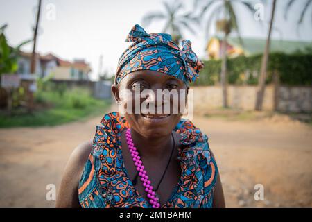 Ritratto di una donna africana di mezza età sorridente all'aperto. Foto Stock