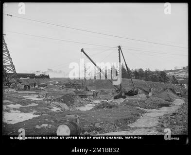 Wachusett Dam, scogliendo roccia all'estremità superiore del canale di rifiuti, Clinton, Mass., 9 marzo 1904 , acquedotto, dighe, cantieri edili, canali di versamento Foto Stock