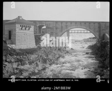 Diga di Wachusett, estremità superiore del canale dei rifiuti, Lightning Arrester House, Railroad Bridge, Looking upstream, Clinton, Messa., 18 maggio 1912 , lavori d'acqua, dighe, versamenti Foto Stock