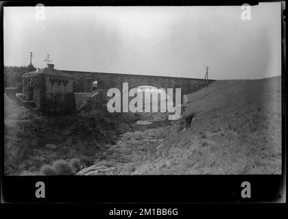 Diga di Wachusett, estremità superiore del canale dei rifiuti, Lightning Arrester House, Railroad Bridge, Looking upstream, Clinton, Massa, agosto 1945 , opere d'acqua, serbatoi strutture di distribuzione dell'acqua, dighe strutture idrauliche, canali d'acqua artificiali, ponti ferroviari Foto Stock