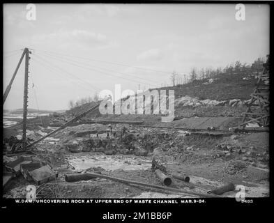 Wachusett Dam, scogliendo roccia all'estremità superiore del canale di rifiuti, Clinton, Mass., 9 marzo 1904 , acquedotto, dighe, cantieri edili, canali di versamento Foto Stock