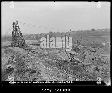 Wachusett Dam, estremità superiore del canale dei rifiuti, guardando verso est, Clinton, Mass., aprile 2, 1904 , opere d'acqua, dighe, cantieri edili, canali di versamento Foto Stock