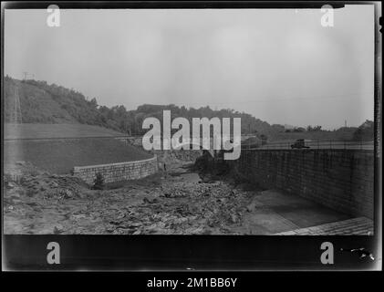 Diga di Wachusett, estremità superiore del canale dei rifiuti, Railroad Bridge, Looking downstream, Clinton, Mass., Agosto 1945 , opere d'acqua, serbatoi strutture di distribuzione dell'acqua, dighe strutture idrauliche, canali d'acqua artificiali, ponti ferroviari Foto Stock