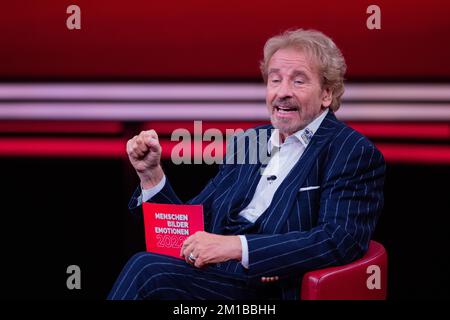 11 dicembre 2022, Renania settentrionale-Vestfalia, Hürth: Thomas Gottschalk, presentatore, siede nello studio per la rassegna annuale di RTL 'People, Images, Emotions 2022. Foto: Rolf Vennenbernd/dpa Foto Stock