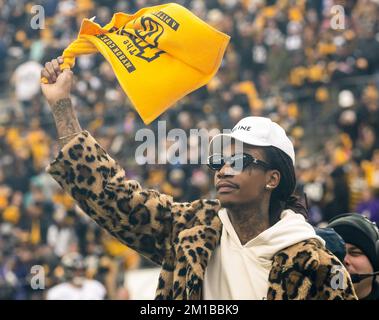 Pittsburgh, Stati Uniti. 11th Dec, 2022. Il cantante Wiz Khalfia conduce la terribile onda di Towel prima dell'inizio della partita dei Pittsburgh Steelers e dei Baltimore Ravens a Pittsburgh allo stadio di Acrisure domenica 11 dicembre 2022 a Pittsburgh. Foto di Archie Carpenter/UPI Credit: UPI/Alamy Live News Foto Stock