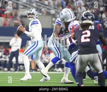 Arlington, Stati Uniti. 11th Dec, 2022. Dallas Cowboys Dak Prescott trada contro gli Houston Texans durante la loro partita NFL all'AT&T Stadium di Arlington, Texas, domenica 11 dicembre 2022. Foto di Ian Halperin/UPI Credit: UPI/Alamy Live News Foto Stock