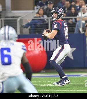 Arlington, Stati Uniti. 11th Dec, 2022. Houston Texans Davis Mills cerca di lanciare contro i Dallas Cowboys durante la loro partita NFL all'AT&T Stadium di Arlington, Texas, domenica 11 dicembre 2022. Foto di Ian Halperin/UPI Credit: UPI/Alamy Live News Foto Stock